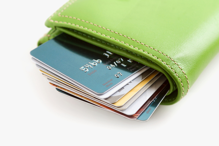 Uredno složene bankovne kartice u zelenom kožnom novčaniku